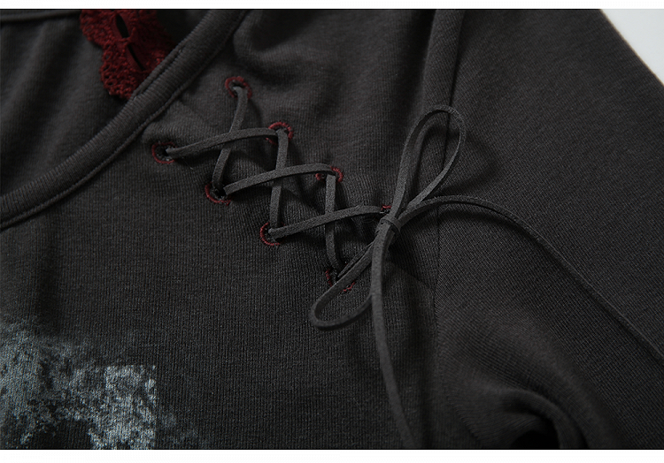 レースアップとダメージ加工の穴があいたグレー＆レッドのホルターネックトップス