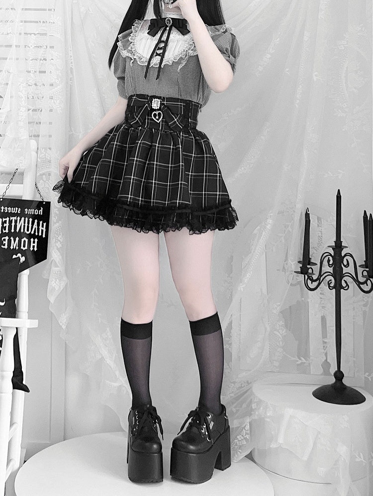 / Spitzenbesatz mit Perlendetails Weiße karierte Bluse Jirai Kei Illusionsausschnitt Schwarz