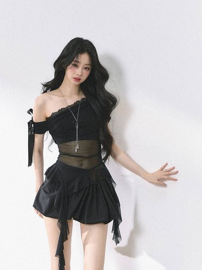 ブルー/ブラックのカスケーディングフリルアクセントメッシュトップ、ホワイトのアシンメトリーネックライン