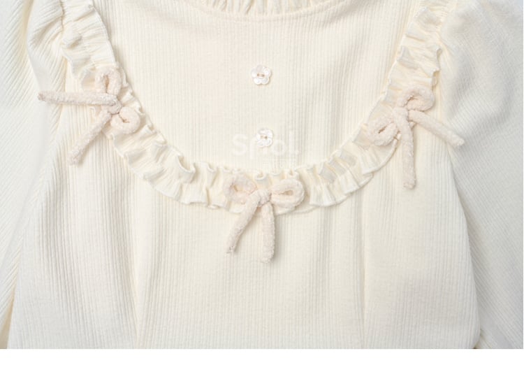 Weißes Kleid mit Schleifenakzenten, Rüschenausschnitt und langen Ärmeln