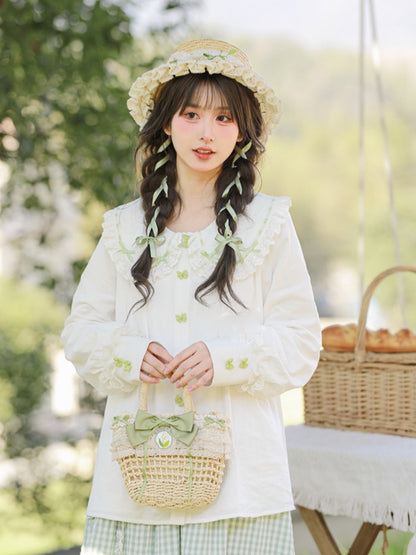 ホワイトレーストリム、丸みのあるフラットカラー、グリーンのリボンボタンブラウス