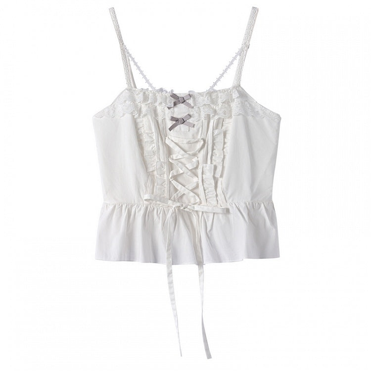 bei weißem Cami-Top mit Rüschen und Spitzenbesatz, Schnürung vorne mit Schleifendetail