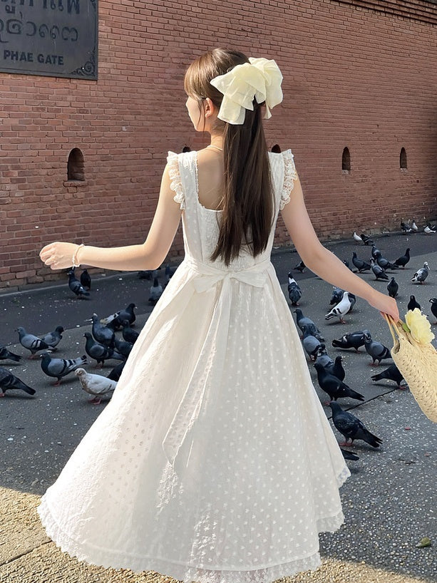 Elegantes weißes Kleid mit quadratischem Ausschnitt, flatternden Ärmeln, ärmelloser Spitze und Schleife zum Selbstbinden