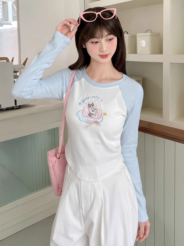 Haut brodé chaton de dessin animé, design colorblock bleu et blanc