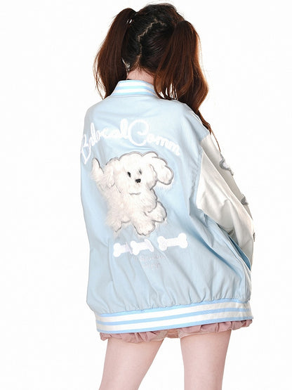 背中にブルー/ピンクのかわいい子犬のアップリケが付いたベースボールジャケット