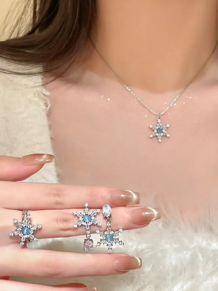 Silberne Ohrringe/Ring/Halskette in Schneeflockenform