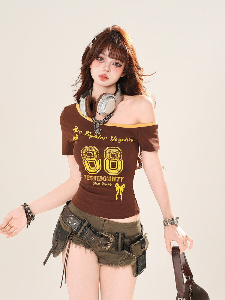 Schmal geschnittenes T-Shirt in Schwarz/Kaffee mit asymmetrischem Ausschnitt und Zahlendruck