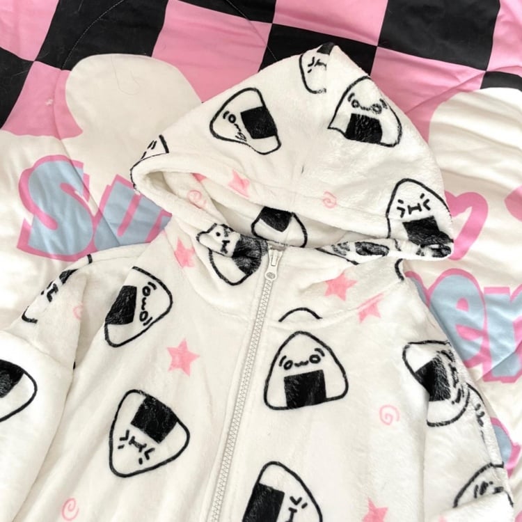 Dicker Pyjama mit Kapuze und weißem Reisbällchen