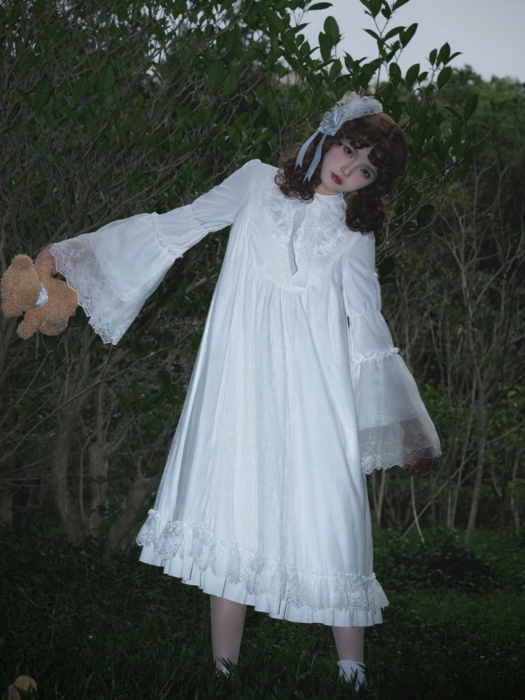 Robe Lolita Shiro entièrement blanche à manches trompettes et bordures en dentelle