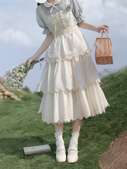 Blaues Design und florale weiße Brosche