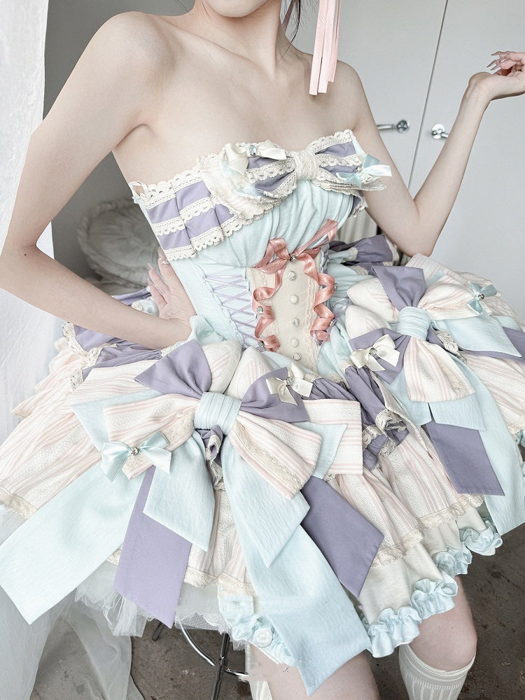 Lila Schleifenrock, große Schnürung, baskische Taille, gestufte Rüschen, süßes Lolita-Kleid und mit Blau auf