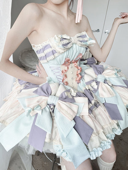 Lila Schleifenrock, große Schnürung, baskische Taille, gestufte Rüschen, süßes Lolita-Kleid und mit Blau auf