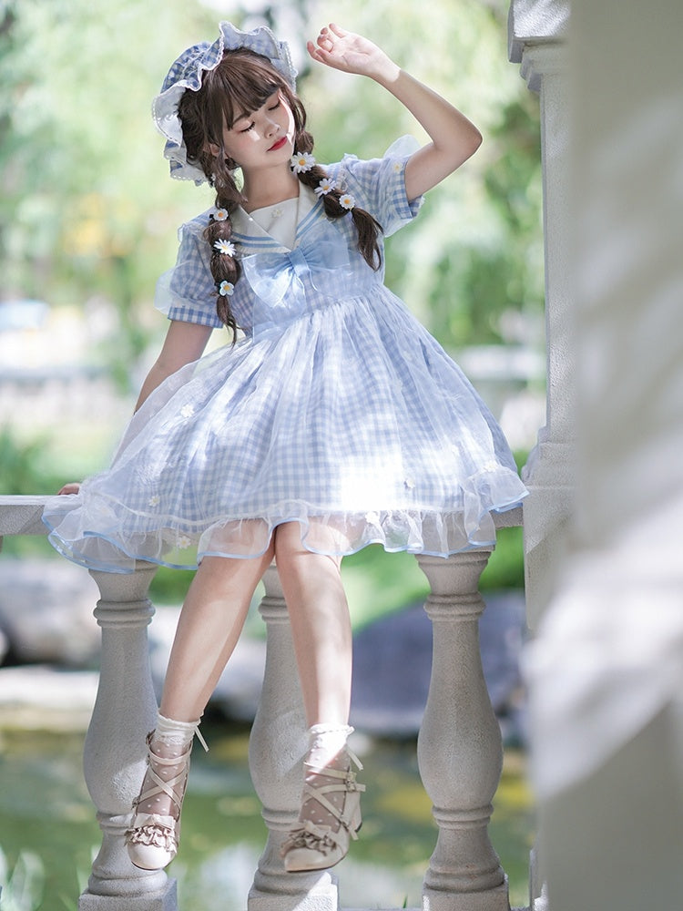 Hellblauer Matrosenkragen, weiße Gänseblümchen, kariertes süßes Kleid mit Schleifendetails