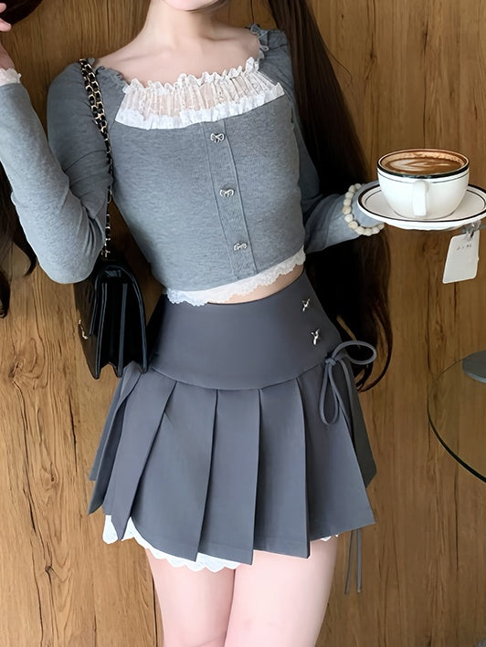 グレーのレーストリム裏地付きプリーツミニスカート