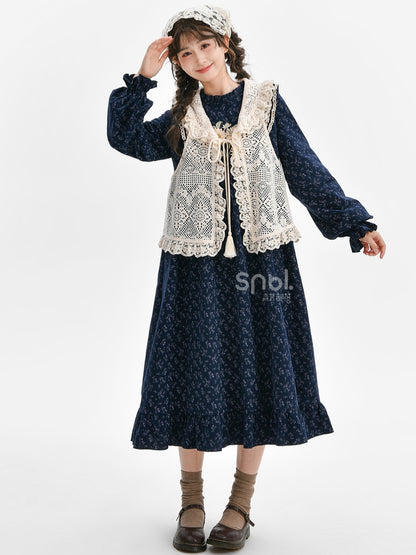 Dunkelblaues Mori Kei Blumenkleid mit Rüschenausschnitt und Blumenmuster