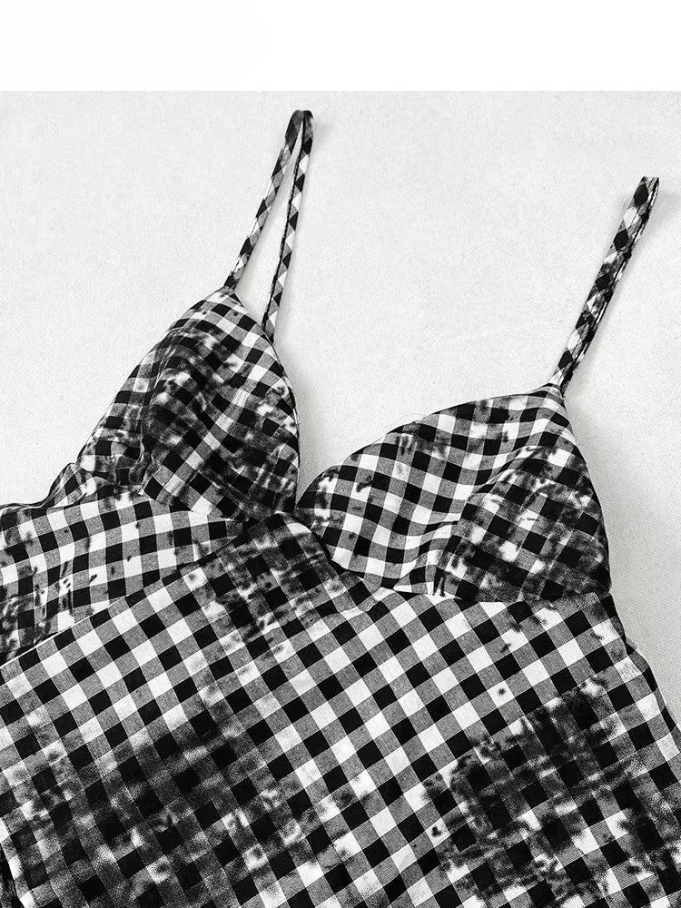 華やかなティアードクロストップ、チェック柄ディテール、ほろ苦いレッドスカート、ブラックタイセット、ドレスキャミソール
