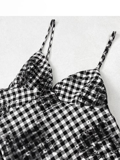 華やかなティアードクロストップ、チェック柄ディテール、ほろ苦いレッドスカート、ブラックタイセット、ドレスキャミソール