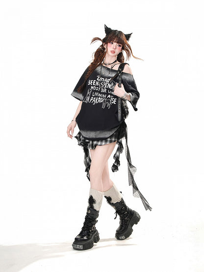 T-Shirt mit Herzschnalle, weiß/schwarz, lockerer, asymmetrischer Ausschnitt, entzückender Welpendruck