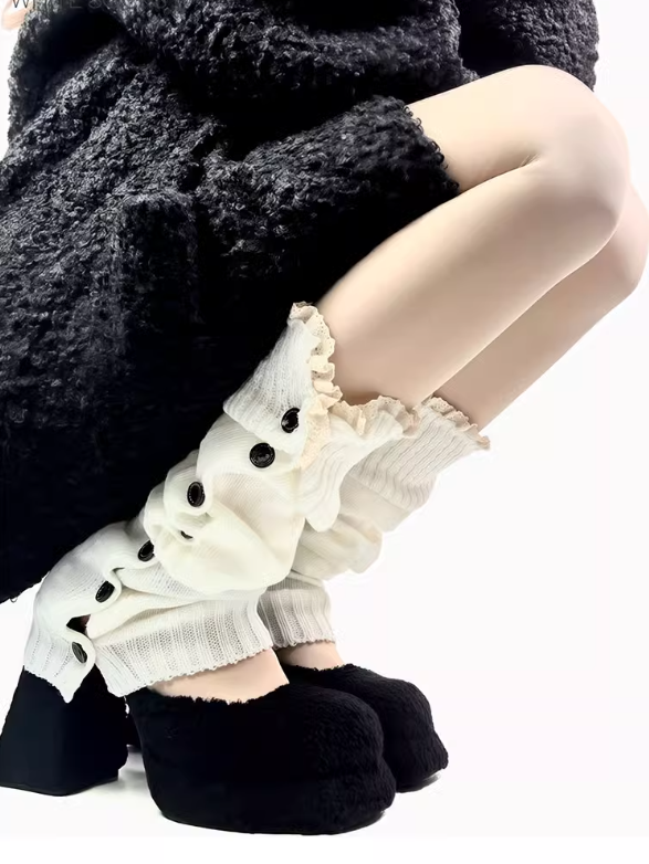 Jambières tricotées avec boutons et bordure en dentelle