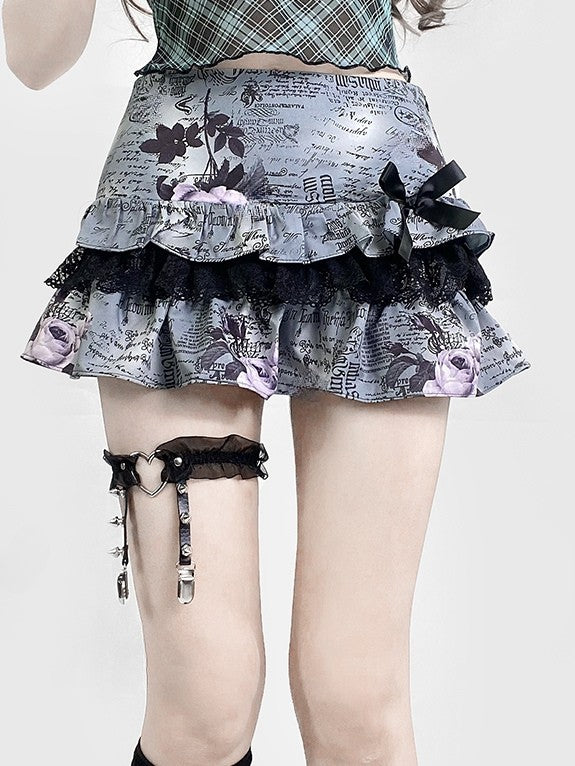 Glamorous – Stufenrock in Schwarz, Y2K-Spitzenbesatz, Blumen- und Buchstabendruck