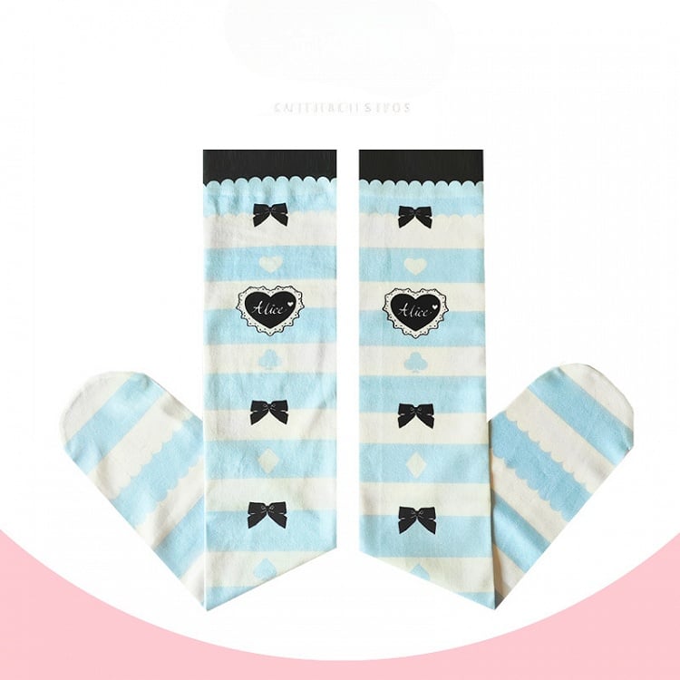 Overknee-Strümpfe mit blauen und weißen Streifen, Schleife und Herzmuster