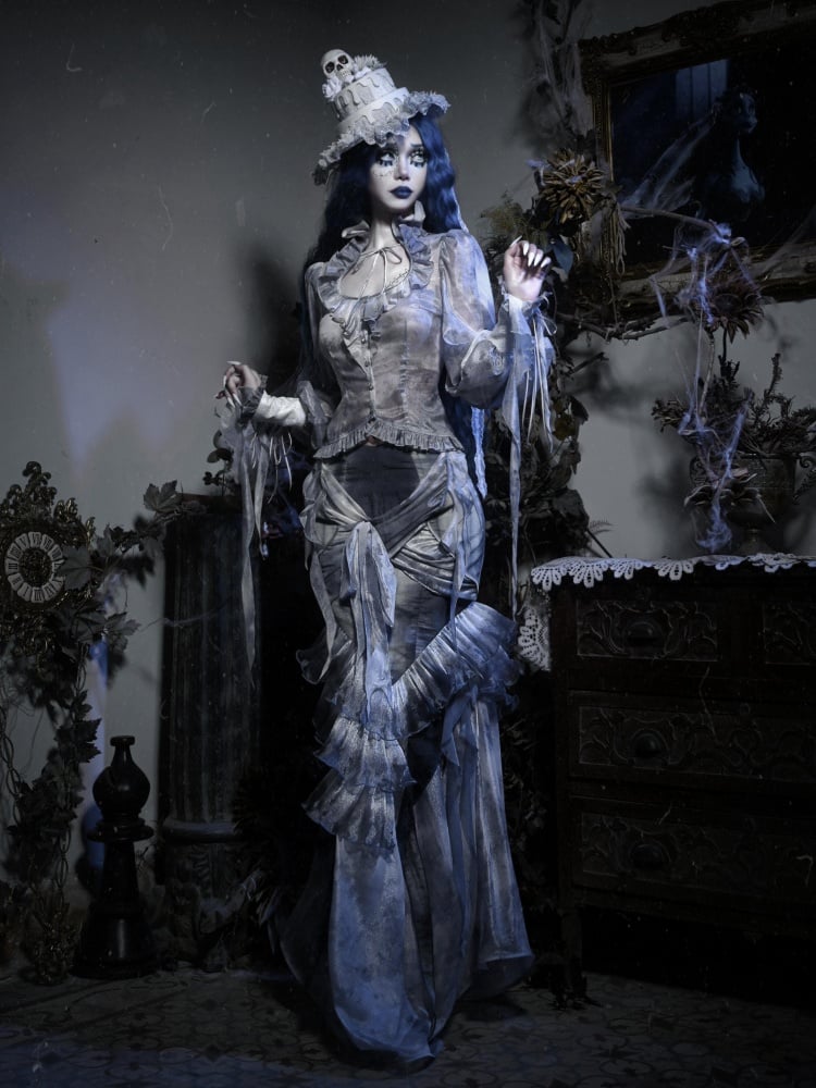 Corpse Bride – Chiffon-Hemd mit Rüschen und hohem Kragen in staubblauer Batikoptik