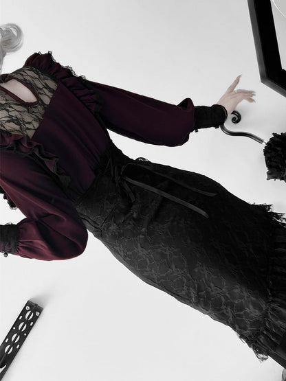 ワインレッドのイリュージョンネックライン、プリーツディテール、蝶ネクタイ付きジライケイブラウス