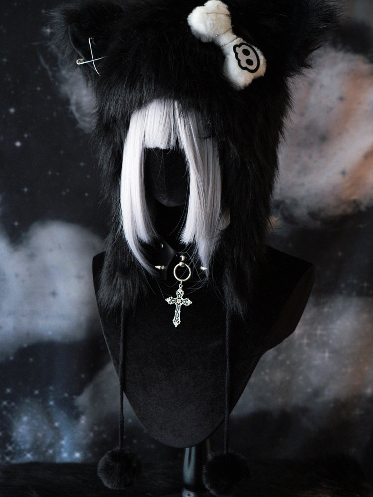 Katzennadel mit Gothic-Charms, Knochen-Pompon, Plüsch, verzierte Ohr-Applikation, Skeletthut, Schwarz