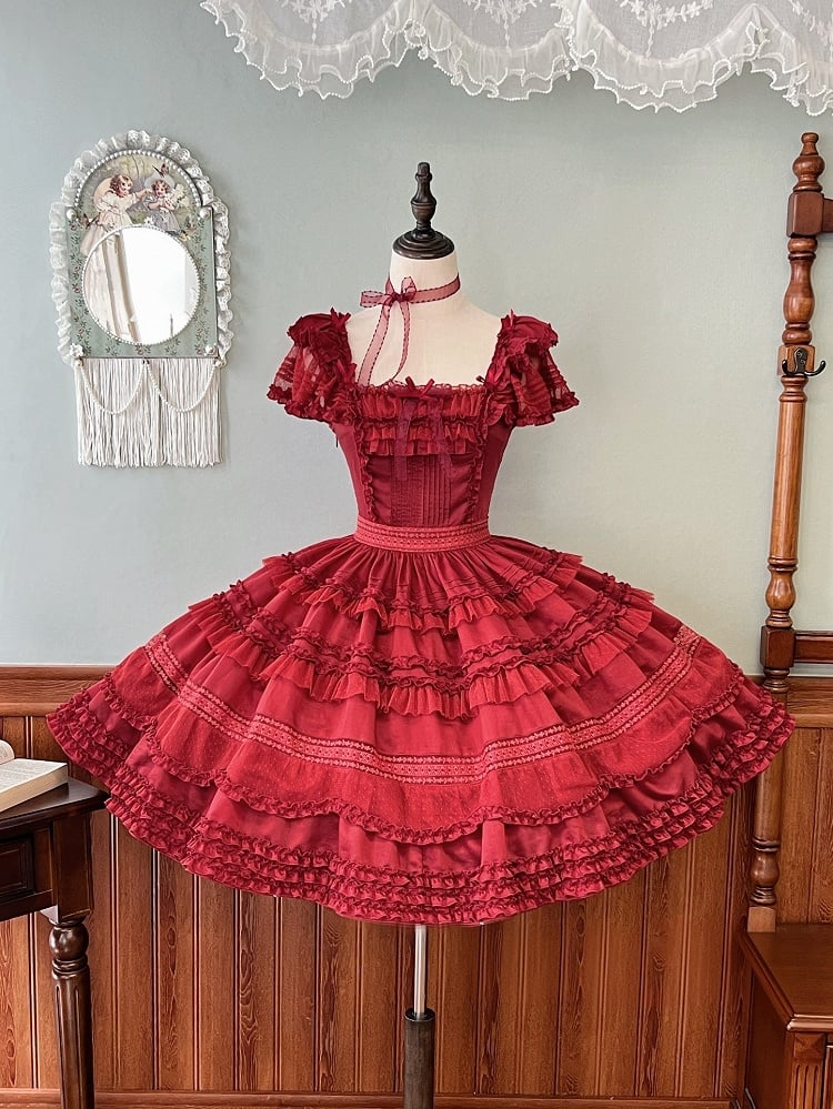 Elegante Lolita-Besätze, Plissee-Rüschendetails und klassisches rotes Kleid