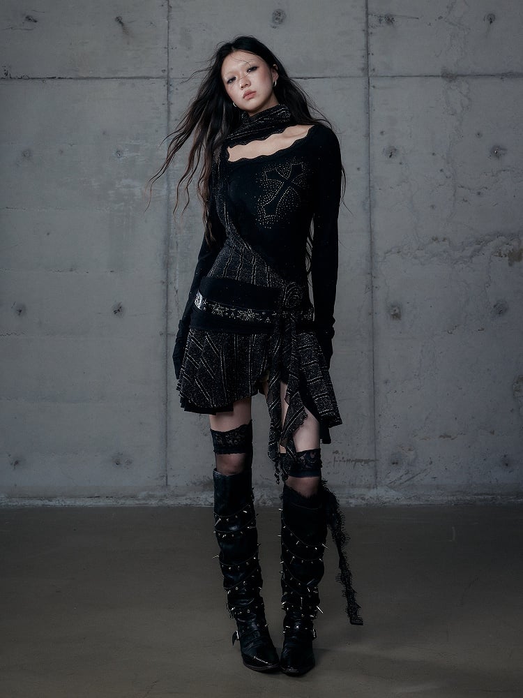 Schwarzes, gerüschtes, asymmetrisches Strass-Kreuz mit Kleidhalssaum