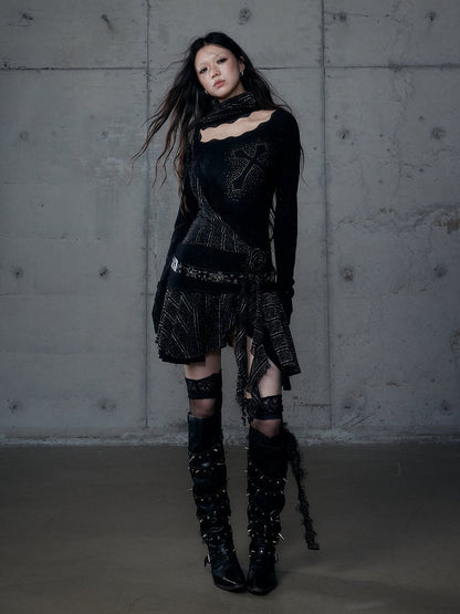 Schwarzes, gerüschtes, asymmetrisches Strass-Kreuz mit Kleidhalssaum