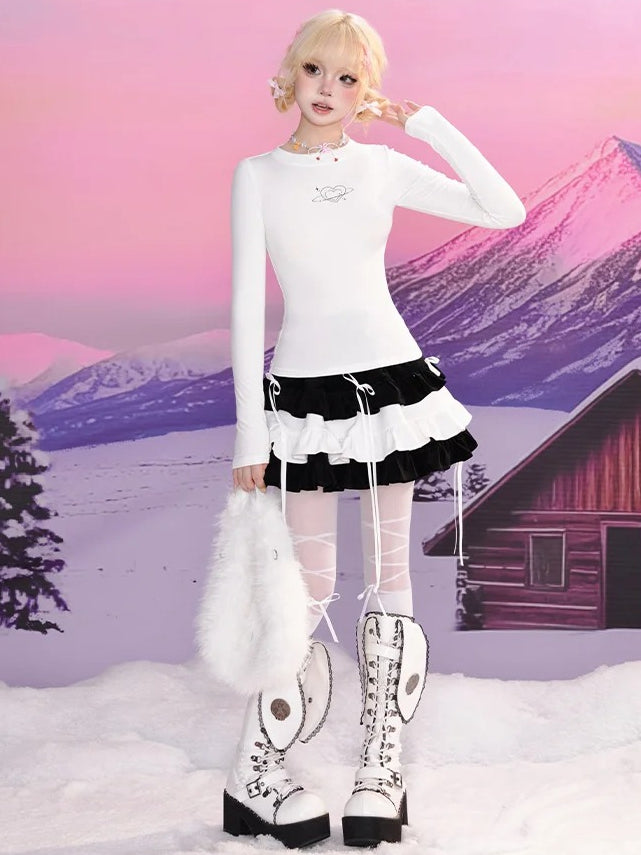 Weißes, schmal geschnittenes Langarm-Top mit Rundhalsausschnitt und Herz-Print