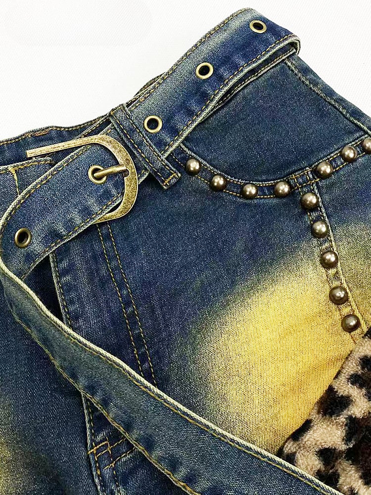 Distressed-Shorts aus blauem Denim mit Leopardenmuster und zotteligem Plüschbesatz