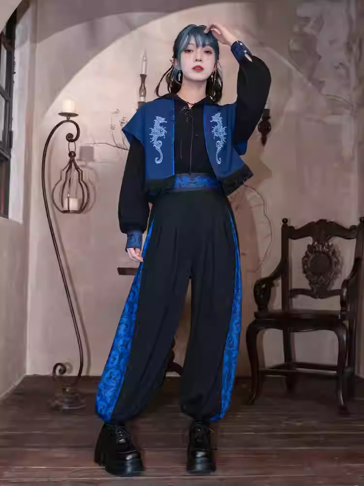 Detail am Schnür-Kapuzenpullover in Schwarz und Blau mit Front