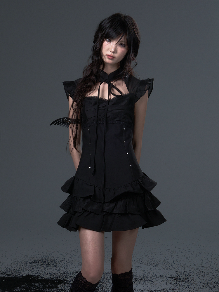 Schwarzes Gothic-Punk-A-Linien-Puffkleid mit Spitzen-Metallnieten