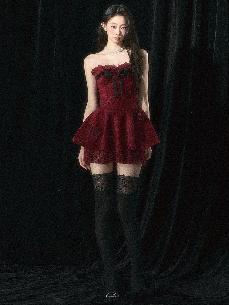 Weinrotes trägerloses Kleid mit Rosenverzierungen und Plüschschal-Set