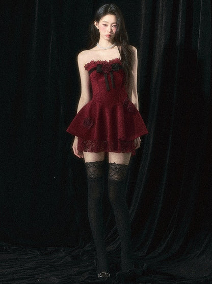 Weinrotes trägerloses Kleid mit Rosenverzierungen und Plüschschal-Set