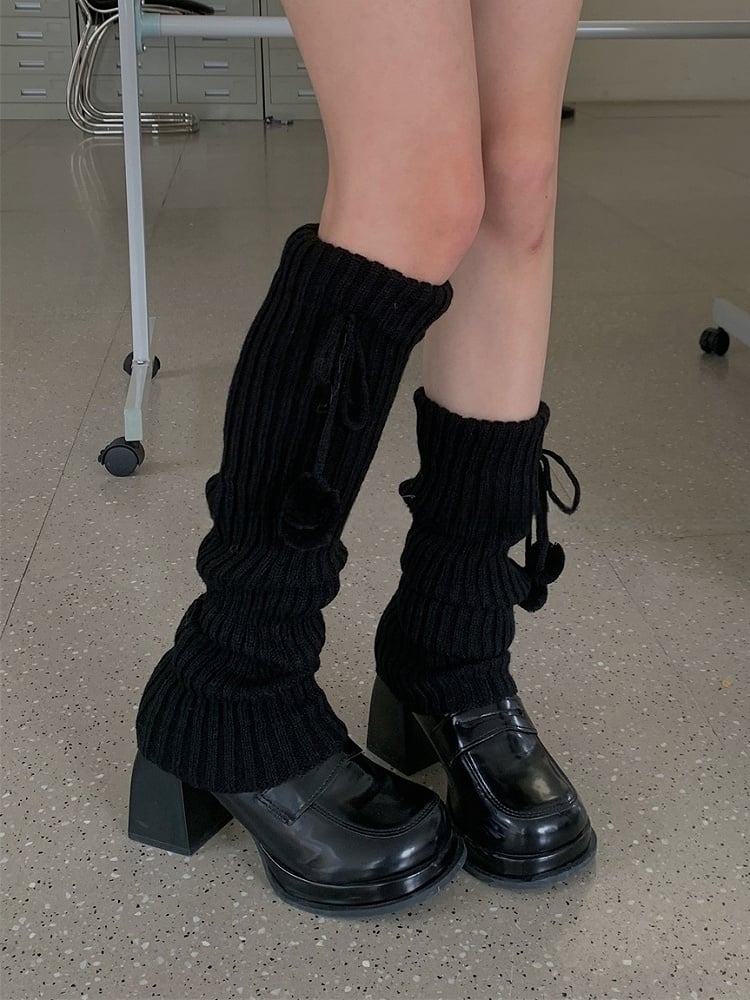 Gestrickte Beinwärmer mit Pompons in Weiß/Beige/Hellgrau/Schwarz