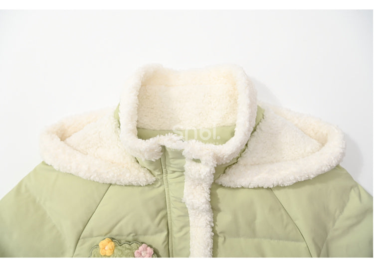 Grüner süßer Daunenmantel mit Kapuze und Rüschenbesatz