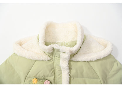 Grüner süßer Daunenmantel mit Kapuze und Rüschenbesatz