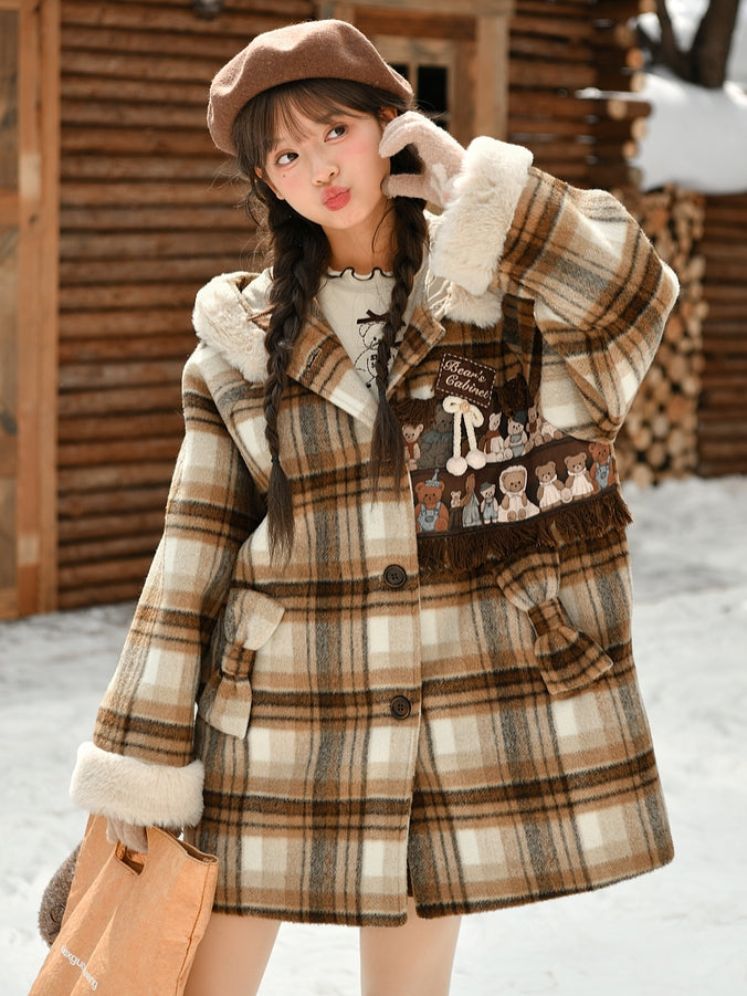 Brauner Wollmantel mit süßer Bären-Applikation und karierter Kapuze, lange Version
