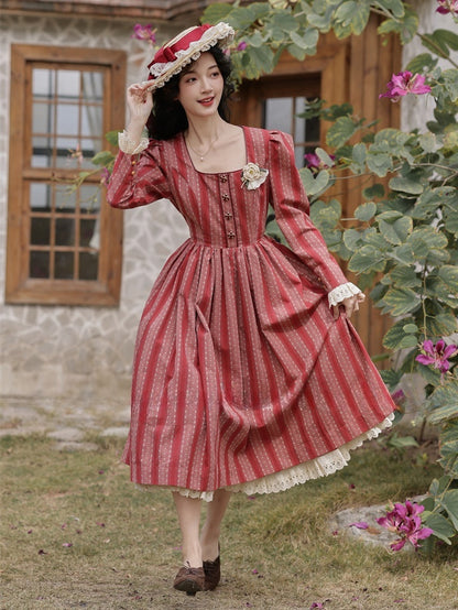 Rotes Vintage-Kleid mit Streifenmuster und Spitzenbesatz und quadratischem Ausschnitt