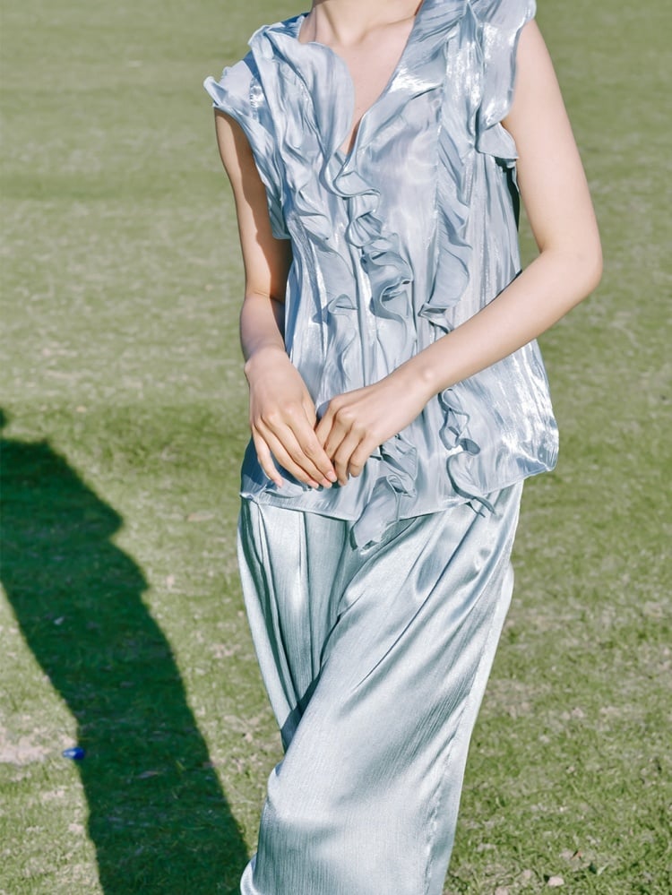 Vintage-Oberteil mit blauen Rüschenakzenten und Hose mit geradem Bein