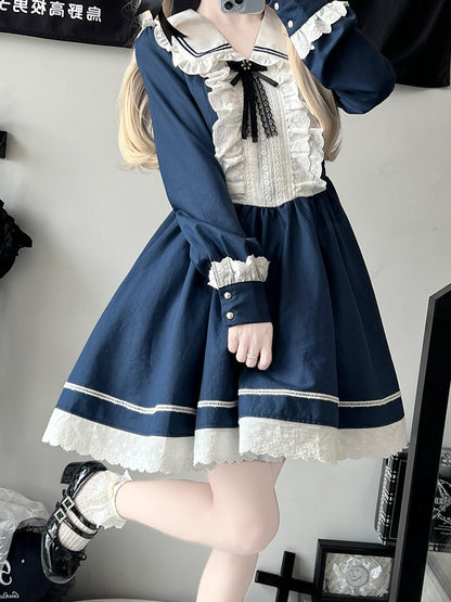 Dunkelblaues, langärmliges Kleid mit Rüschenbesatz über dem Knie