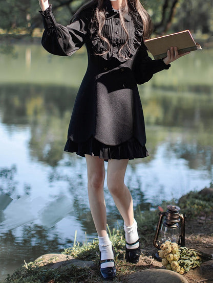 Schwarzes zweiteiliges Kleid mit Plisseebesatz und künstlichen Wellenkanten