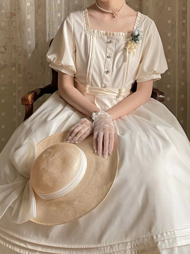 Elegantes Kleid mit Ausschnitt und quadratischem Vintage-Apricot mit kurzen Puffärmeln