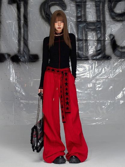 Roter Gürtel mit Sternmuster