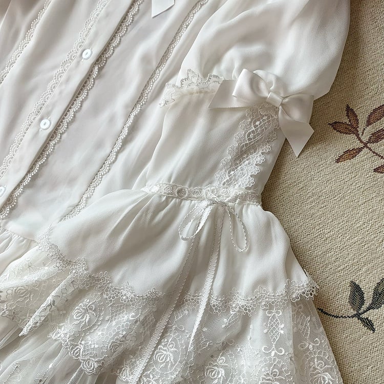 Weiße Bluse mit Glockenärmeln und Schleifenverzierung