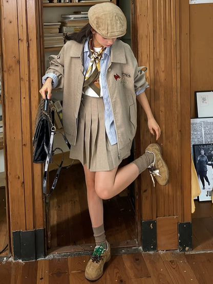 カーキ色のリボンアクセントのチェック柄プリーツスカート