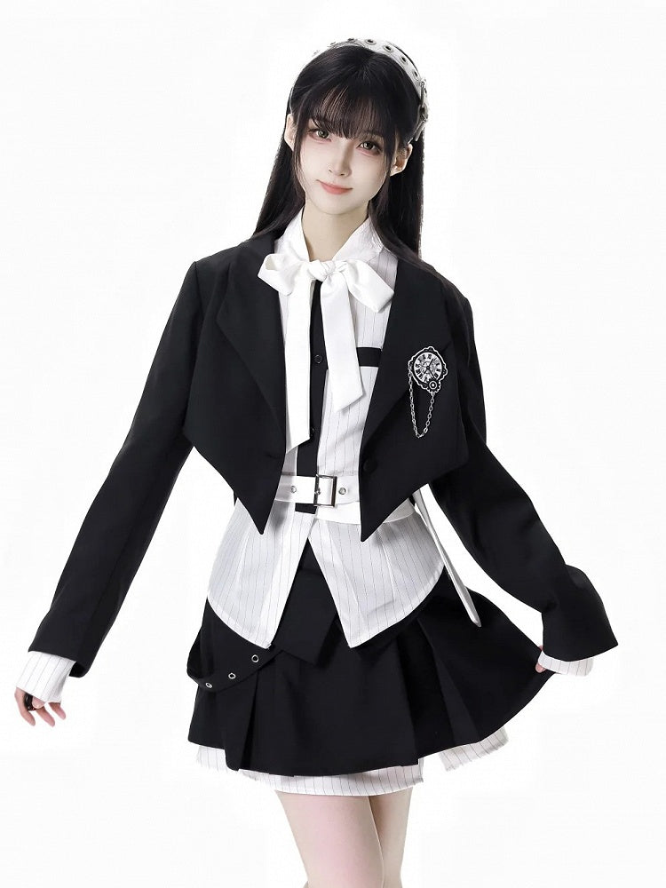 取り外し可能なバタフライクロックブローチ付きブレザー ブラック クロップド カーブヘム プレッピー